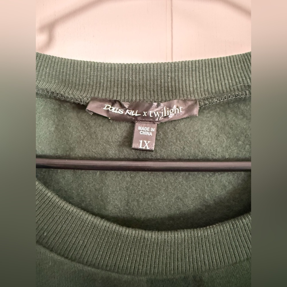 NWOT Dolls Kill x Twilight HOLD ON TIGHT GRAPHIC SWEATSHIRT size 1X - Picture 8 of 9